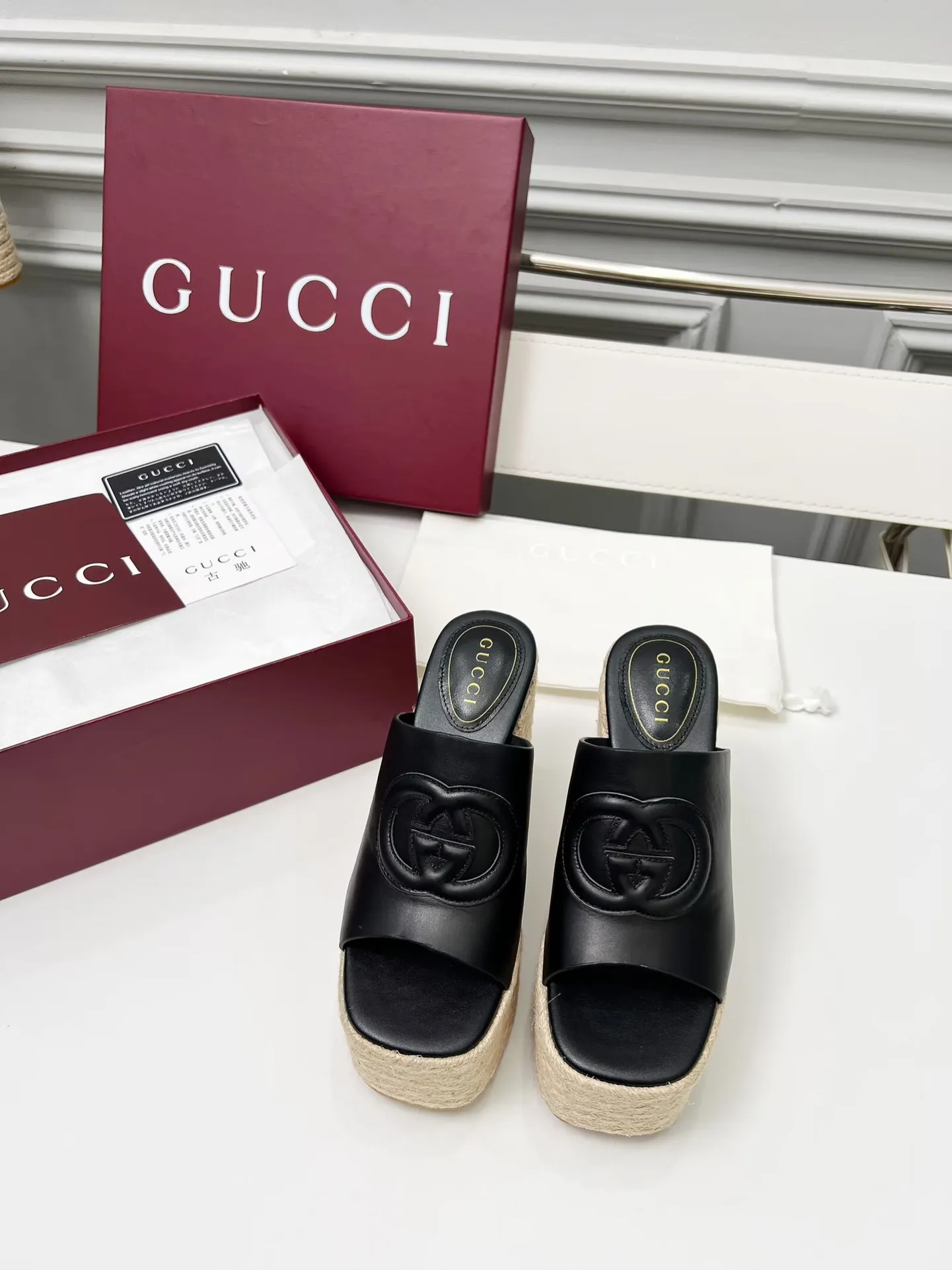 👟👟Ex-factory price 460👟👟 Gucci’s new slippers, fashionable, high-end and full of personality✅ Very stable, comfortable and durable for daily use, convenient and unique for daily matching, a must-have classic for summer, the upper is made of GUCCI brand stitching Fabric: cowhide Lining/feet: sheepskin Platform height: 11cm Color: black, white, brown, burgundy, pink Code number: 35-42 (41 and 42 need to be customized) Packaging: Comes with cloth bag and card.